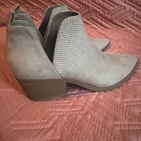 Brand new tan suede-like bootie size 11. - Picture 2 of 5